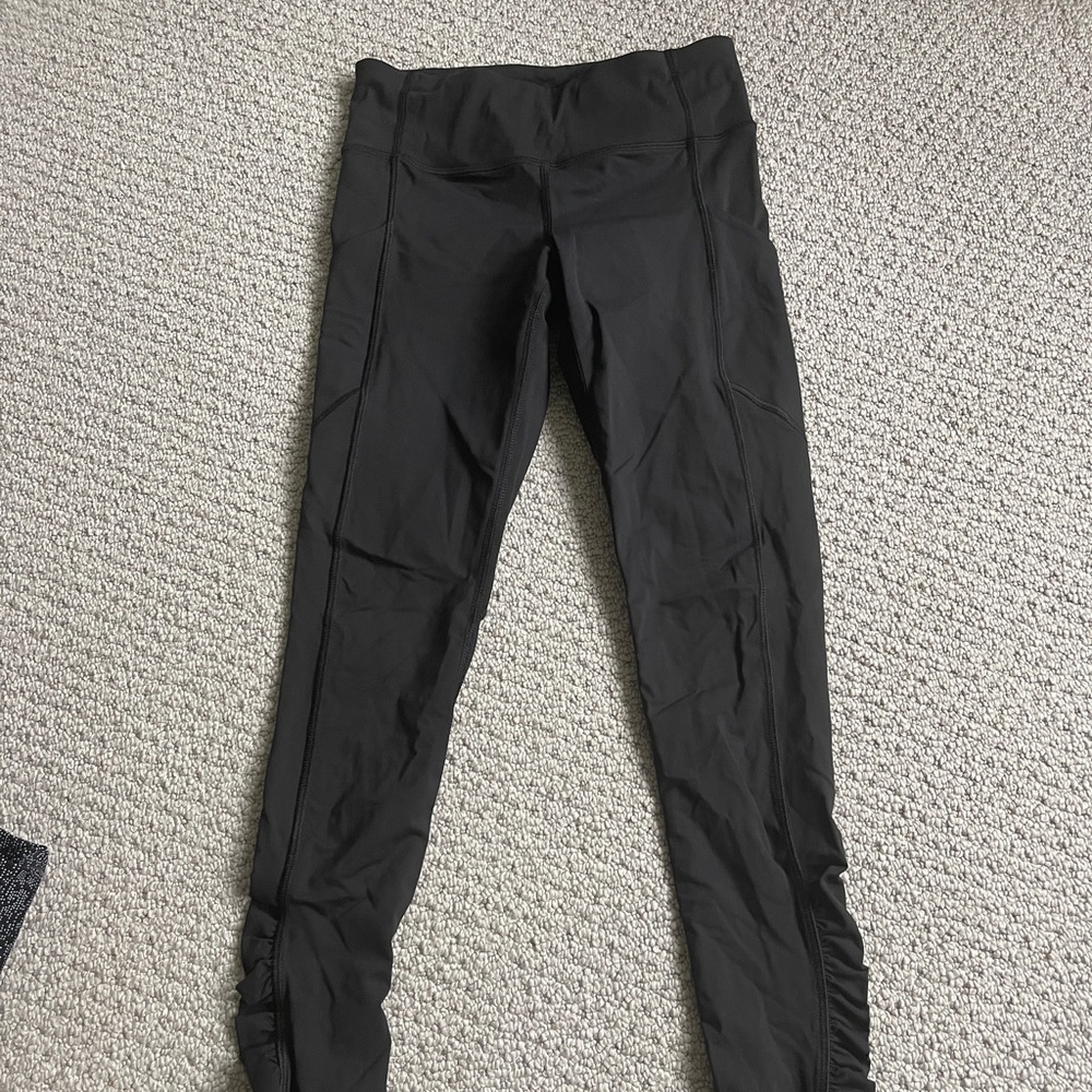 NWOT Black Size 4 Lululemon Leggings with lower leg scrunch detail